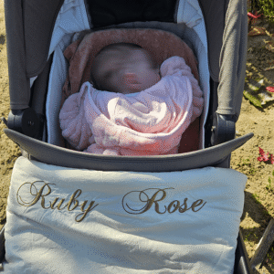 Naam op deken geborduurd