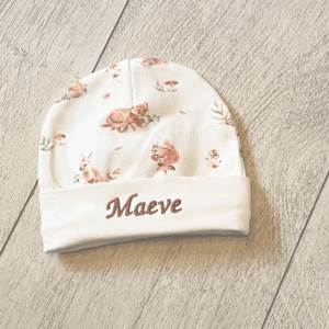 Zachte handgemaakte babymutsjes│Mutsje Maeve geborduurd