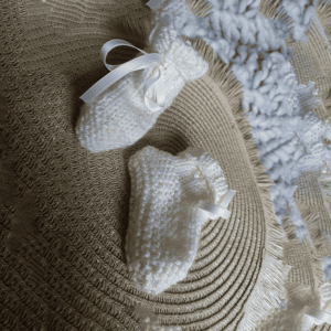 Witte gebreide slofjes